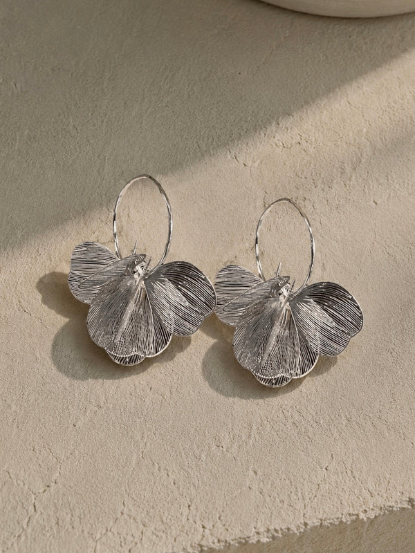 Pendientes de aros con flores plateados