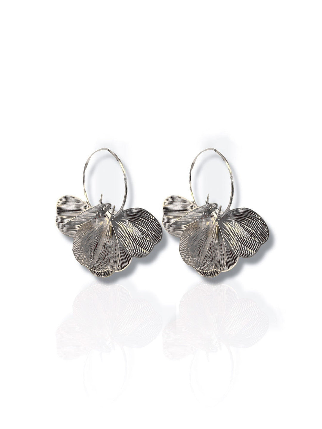 Pendientes de aros con flores plateados