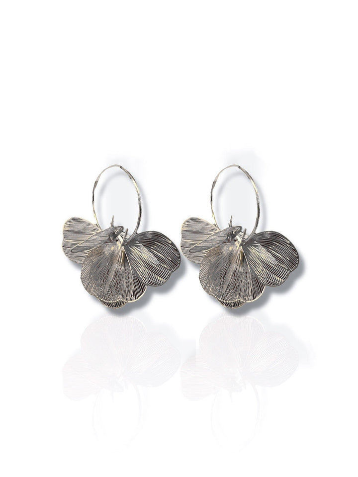 Pendientes de aros con flores plateados