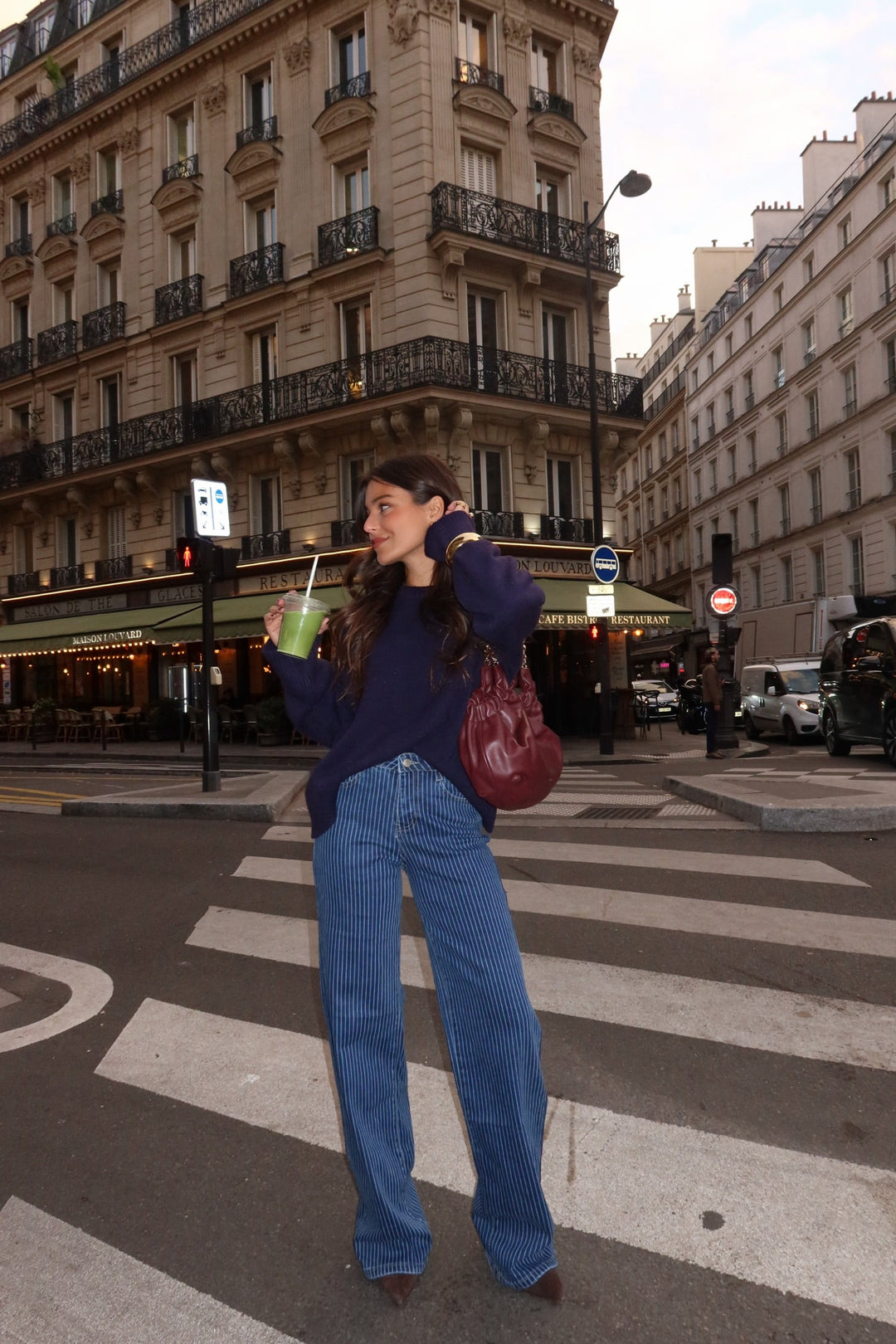 Pantalones azules a rayas