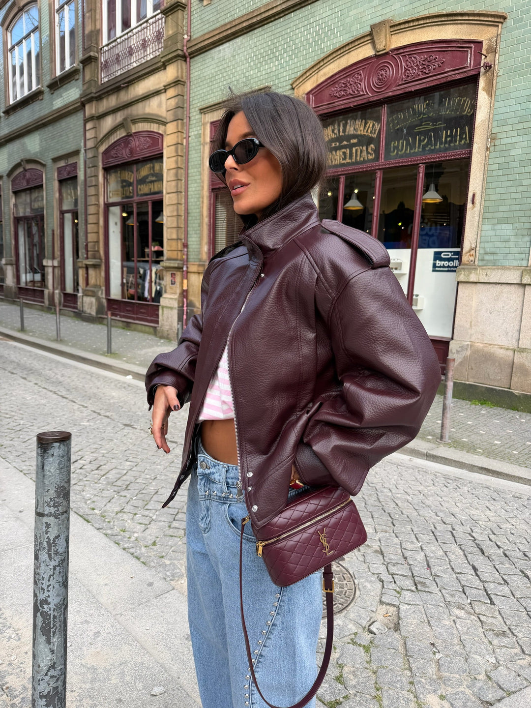 Jeans de denim con tachuelas