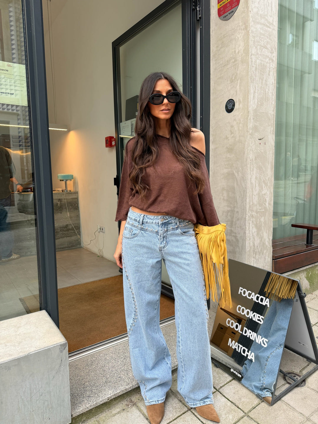 Jeans de denim con tachuelas