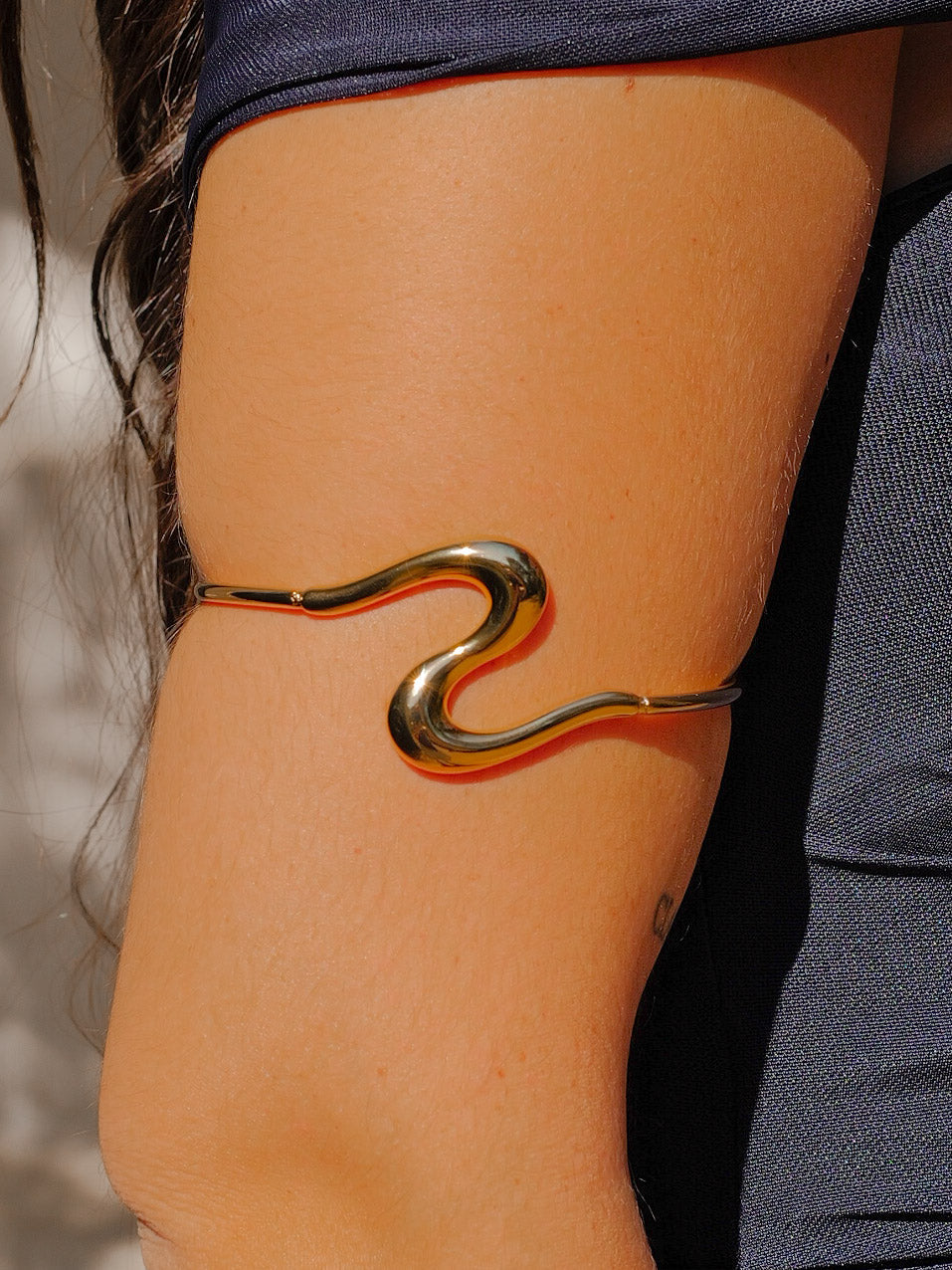 Brazalete fino ola dorado