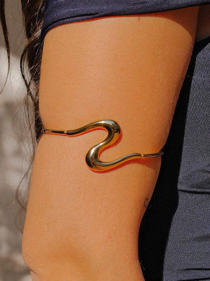 Brazalete fino ola dorado