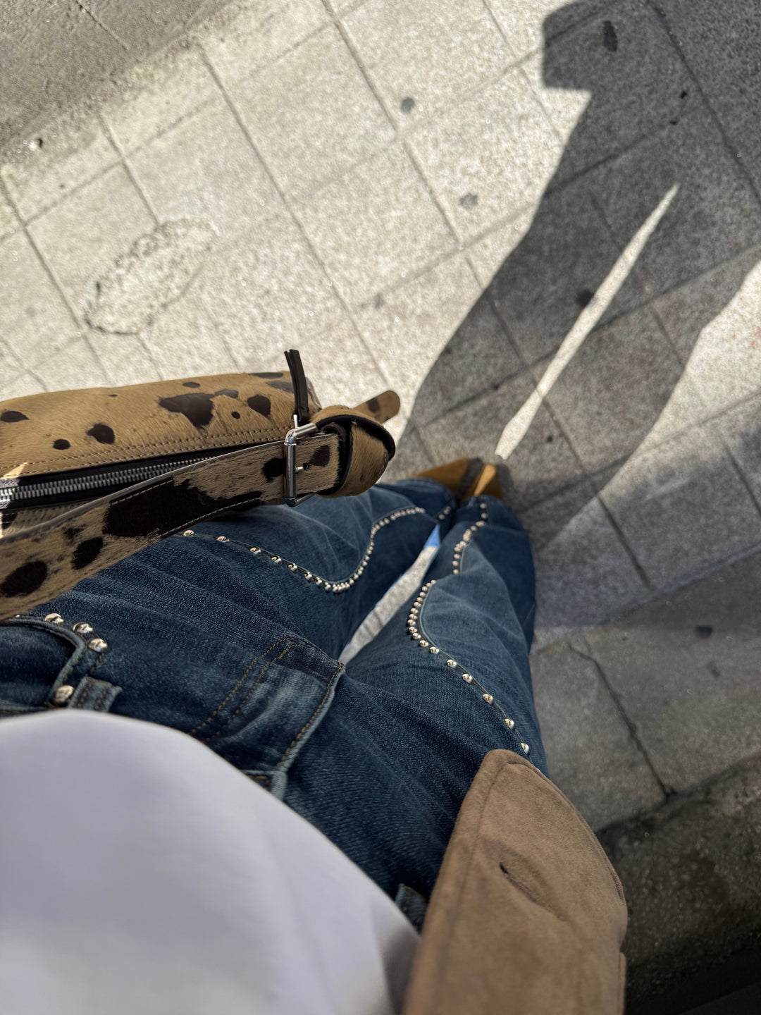 Vaqueros de denim de pierna ancha con tachuelas