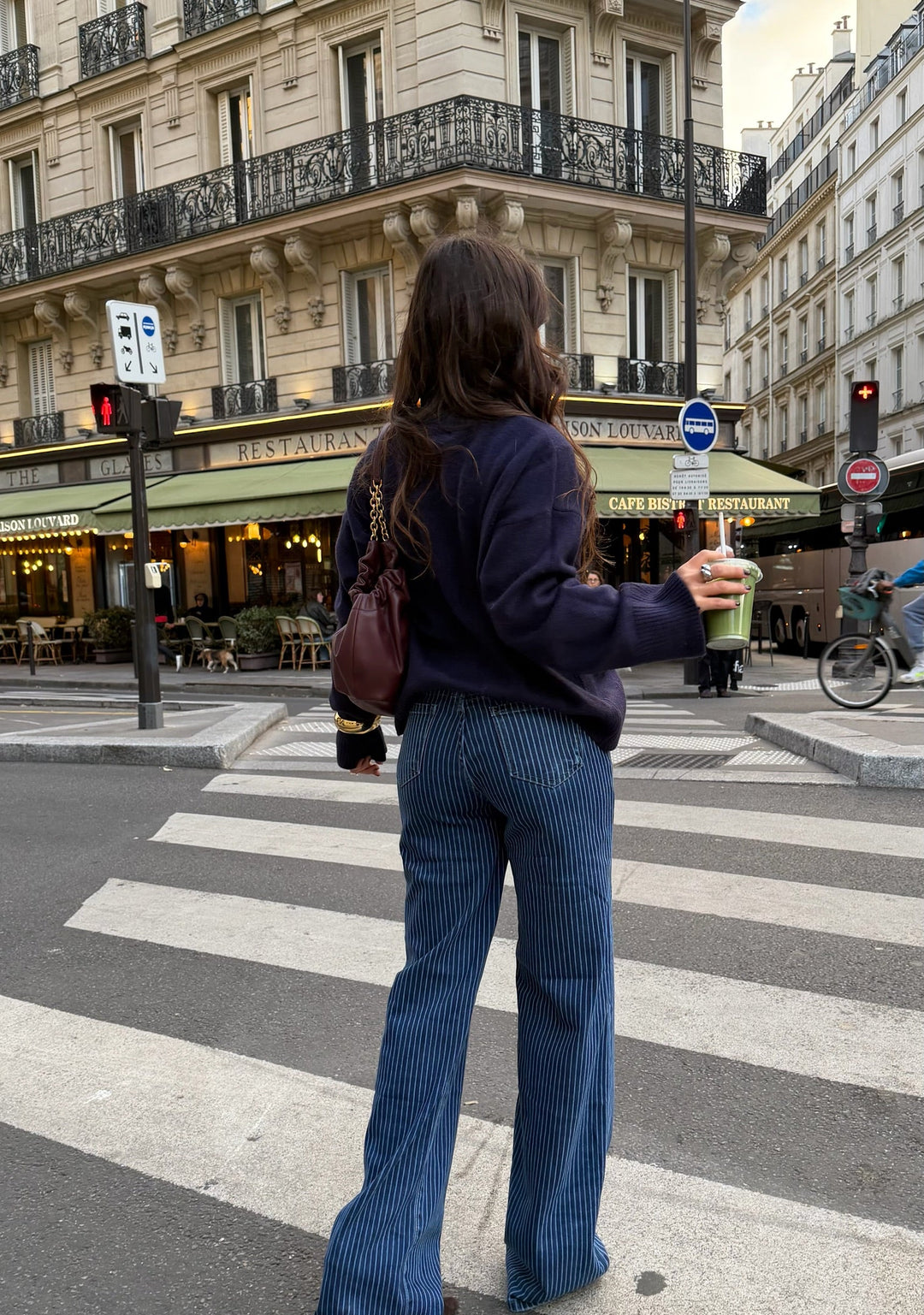 Pantalones azules a rayas
