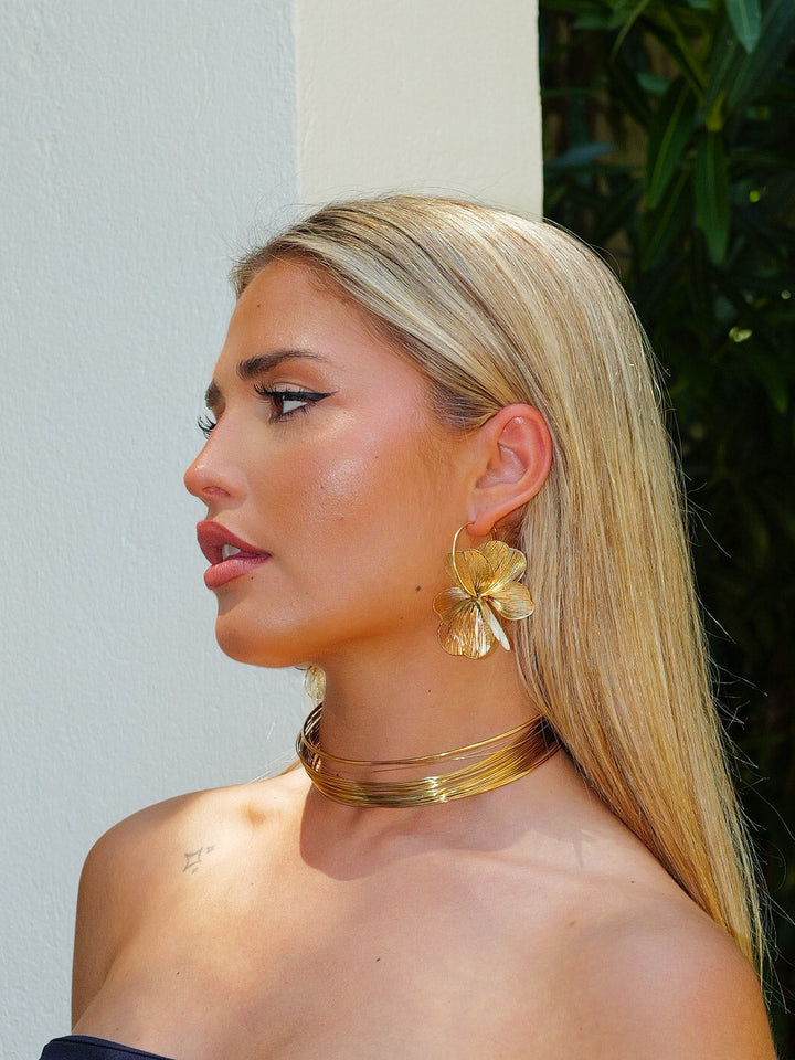 Pendientes de aros con flores dorados