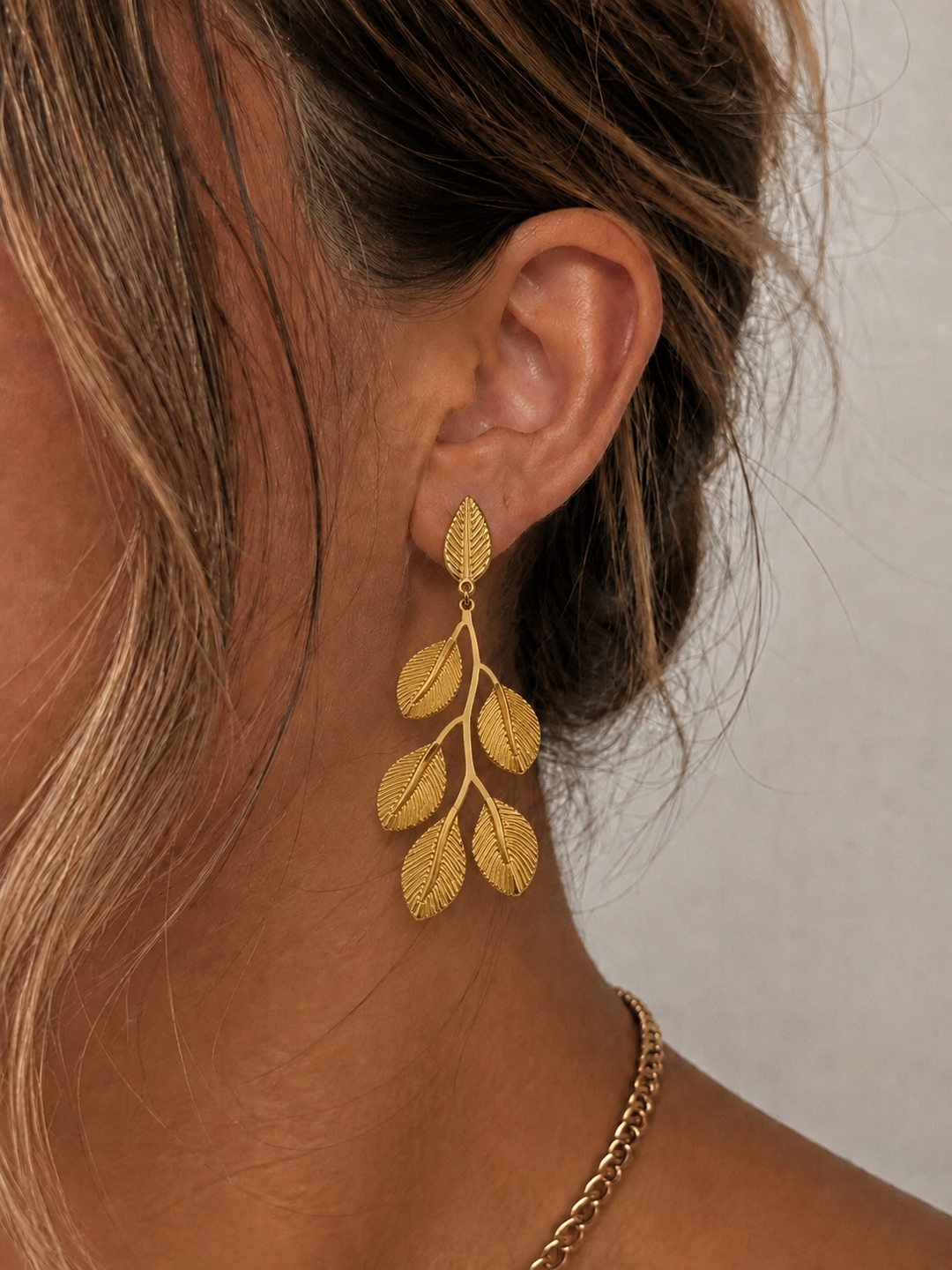 Pendientes hojas relieve dorados