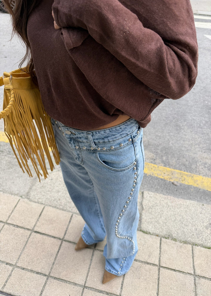 Jeans de denim con tachuelas