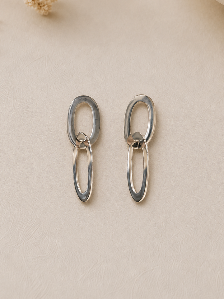 Pendientes óvalo entrelazado plateado