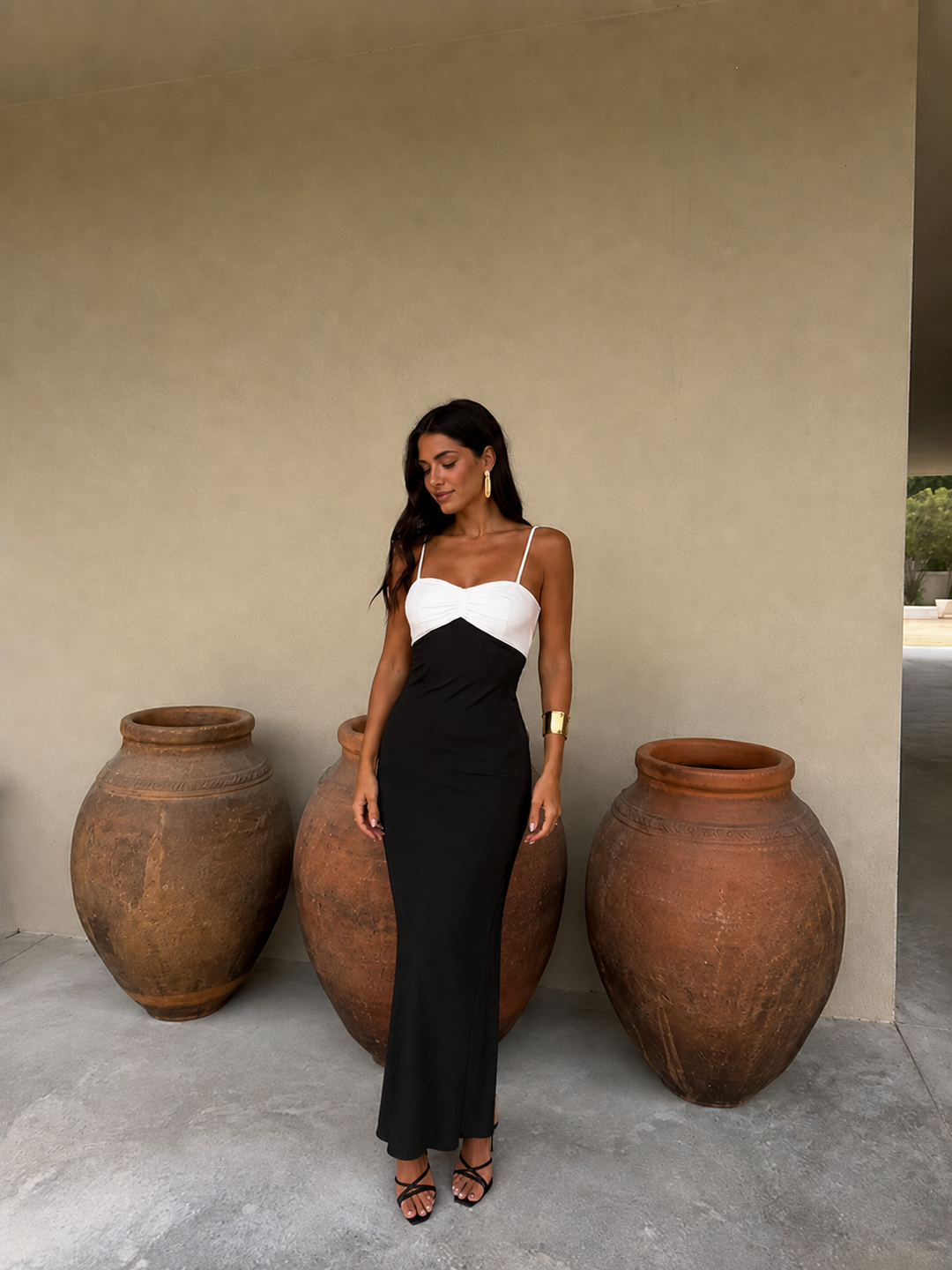 Vanessa / Vestido blanco y negro