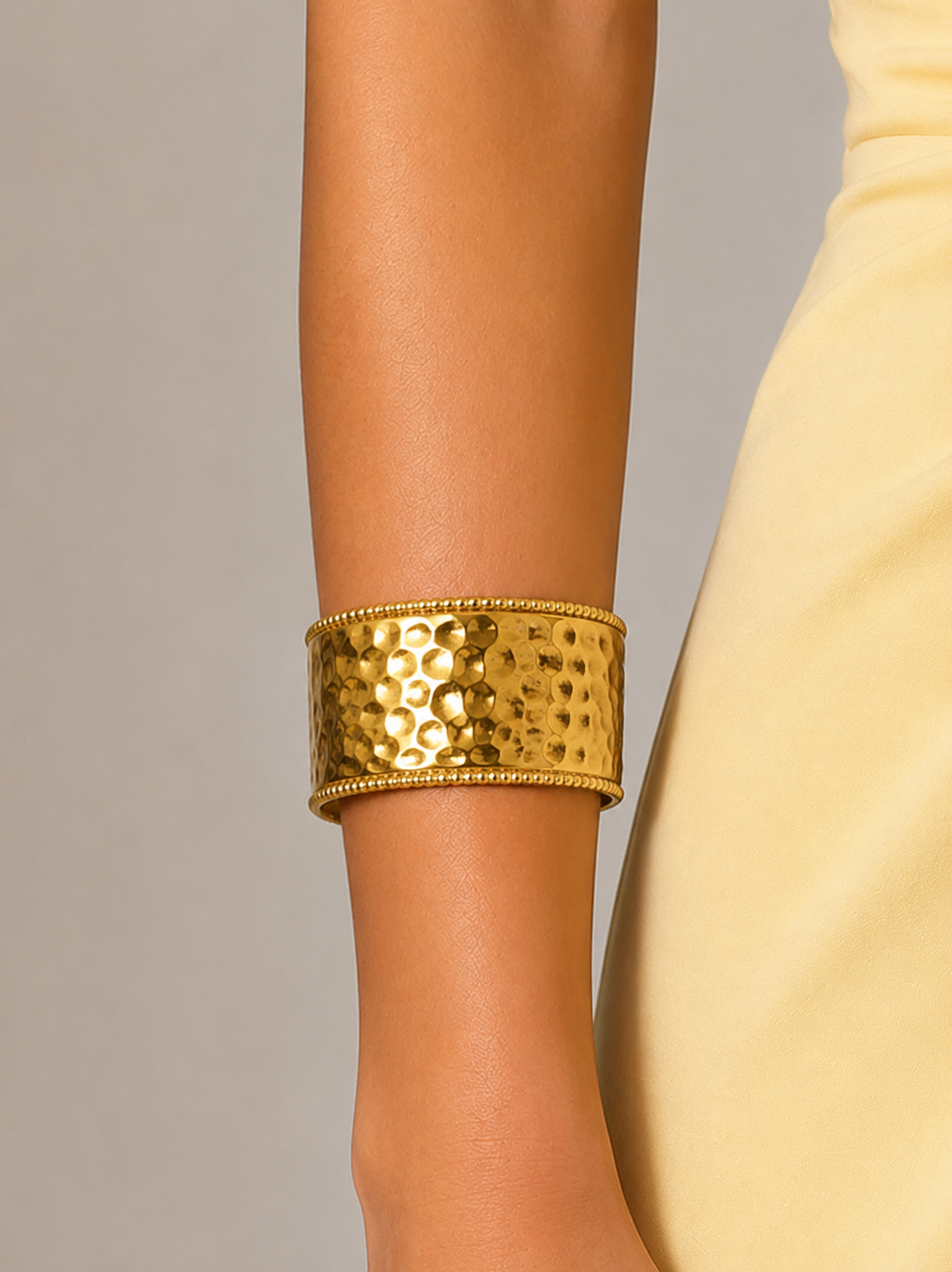 Brazalete efecto picado dorado