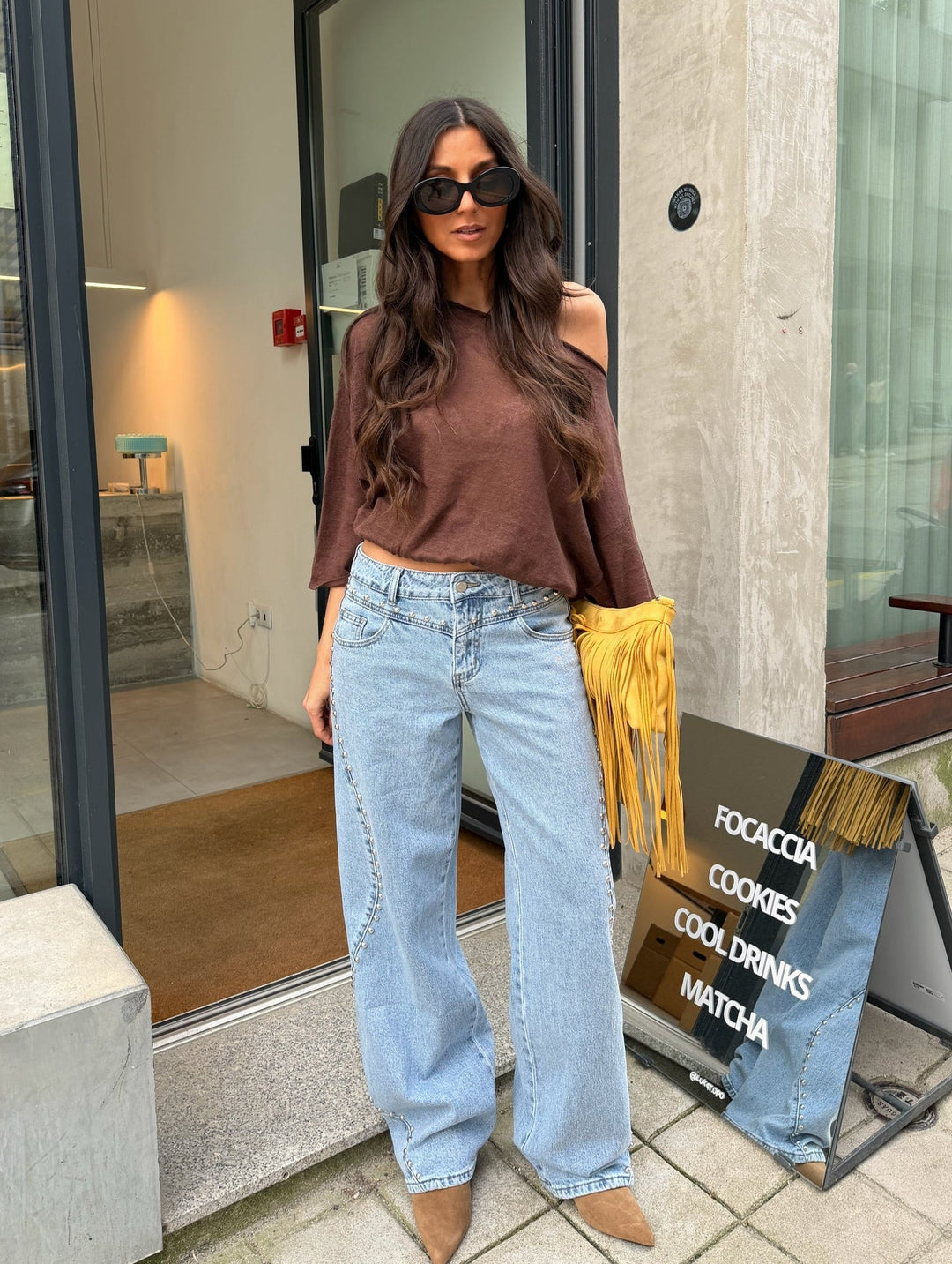 Jeans de denim con tachuelas