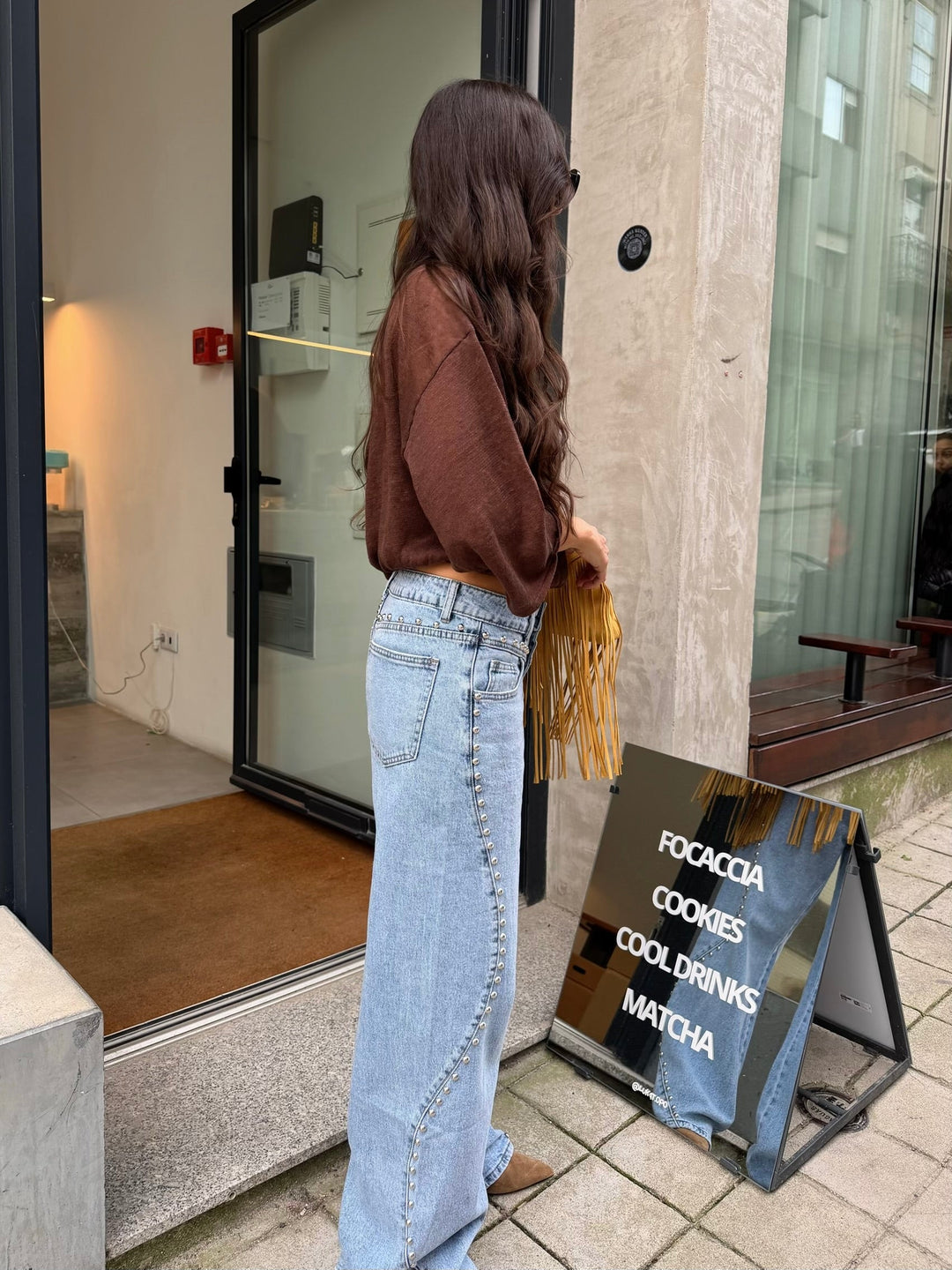 Jeans de denim con tachuelas