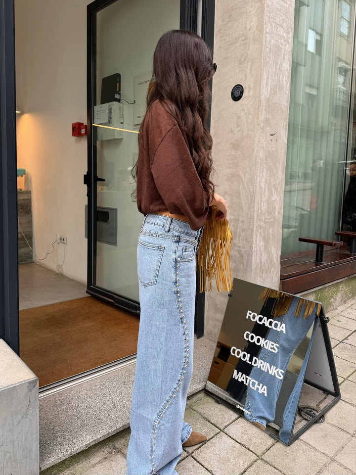Jeans de denim con tachuelas