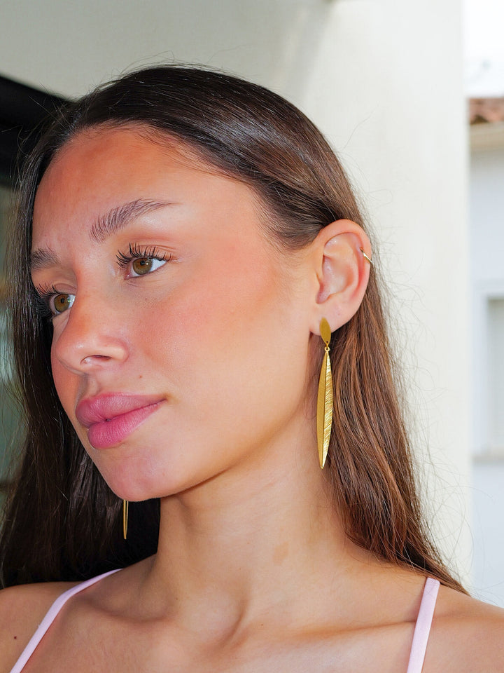 Pendientes largos relieve dorados