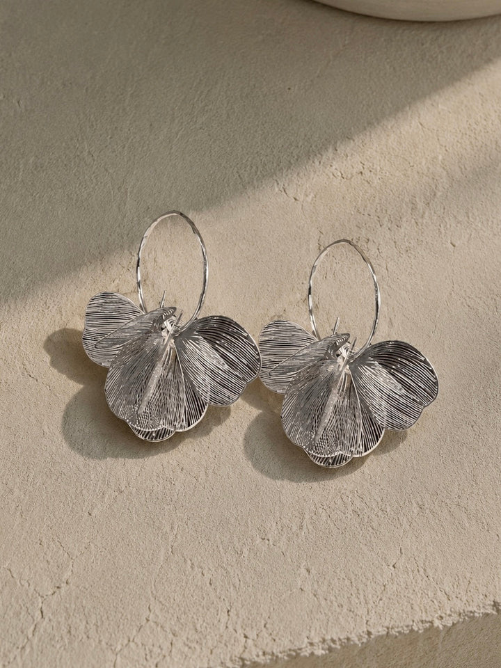 Pendientes de aros con flores plateados