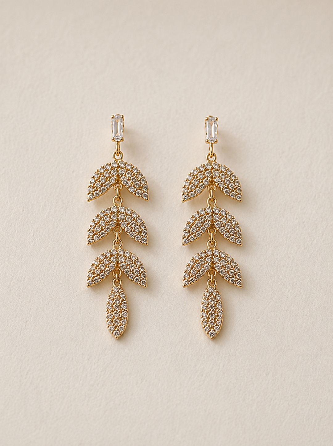 Pendientes hojas brillantes dorados
