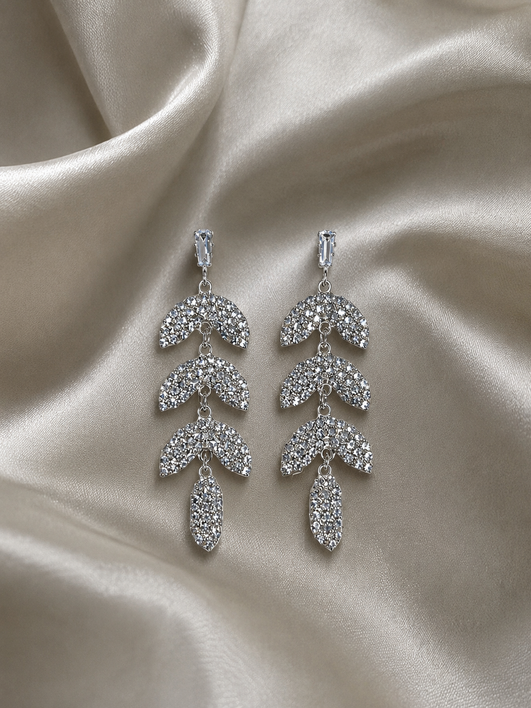 Pendientes hojas brillantes plateados