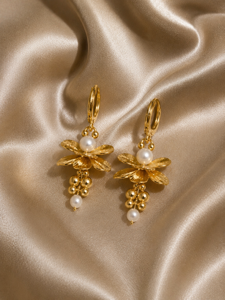 Pendientes flor perlas doradas