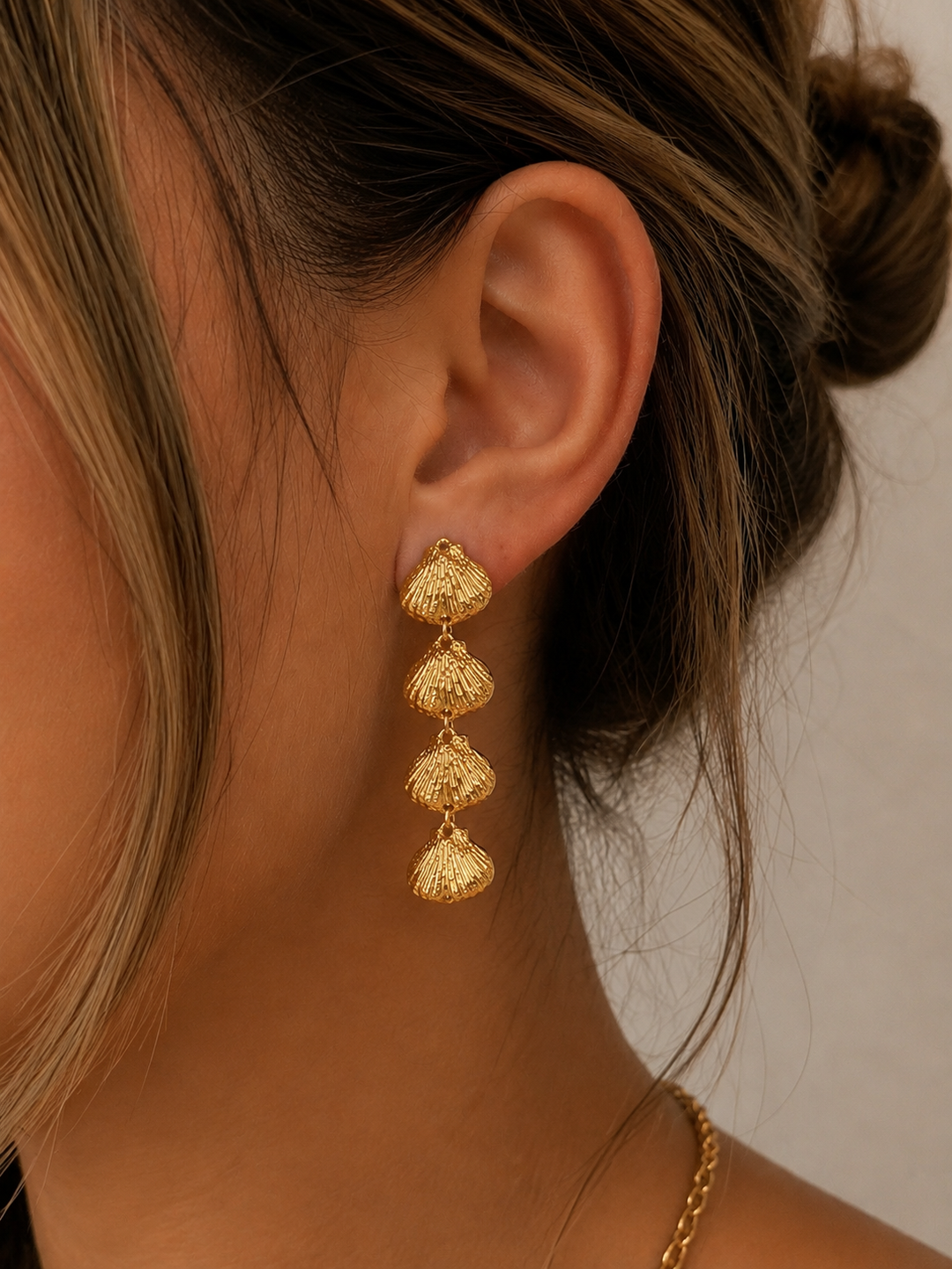 Pendientes cascada conchas doradas