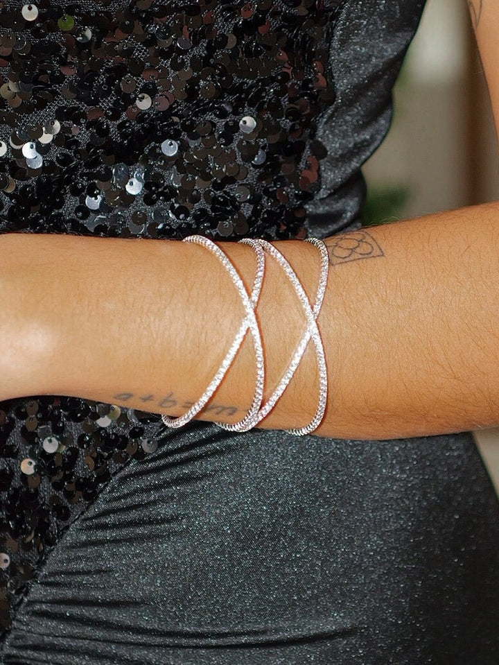 Brazalete cruzado brillos plateado