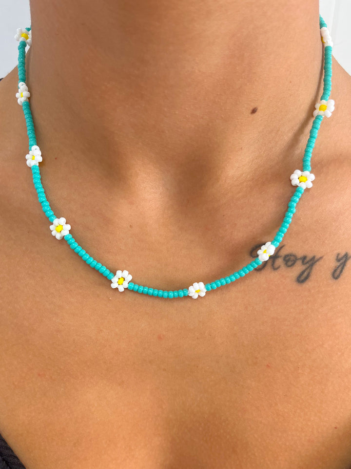 Collar turquesa flores blancas